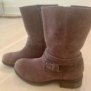 Women’s brown Ugg suede boots